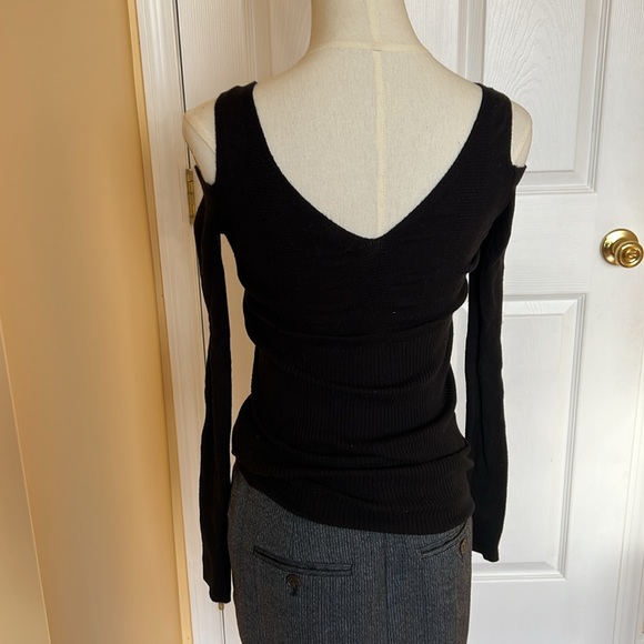 Ladies Long Sleeves/Cut out Shoulders Top by Guess, Size XS - Picture 6 of 7